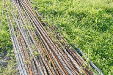 Demir yığını çimenlerin üzerinde.