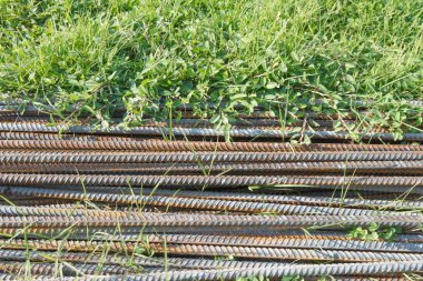 Demir yığını çimenlerin üzerinde.