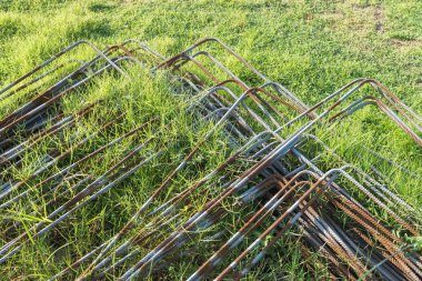 Demir yığını çimenlerin üzerinde.