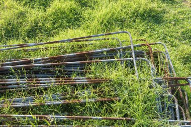 Demir yığını çimenlerin üzerinde.