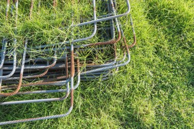 Demir yığını çimenlerin üzerinde.