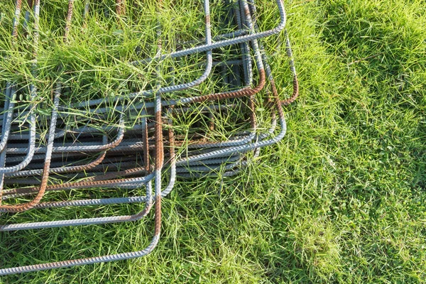 Demir yığını çimenlerin üzerinde.