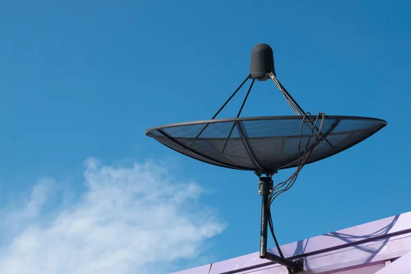 Negro antena parabólica . — Foto de Stock