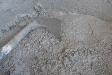 Beton inşaat tarafından adım kum, çimento ve su karıştırma.