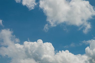 Bulutlu mavi gökyüzü.