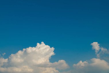 Bulutlu mavi gökyüzü.