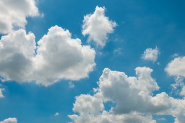 Bulutlu mavi gökyüzü.