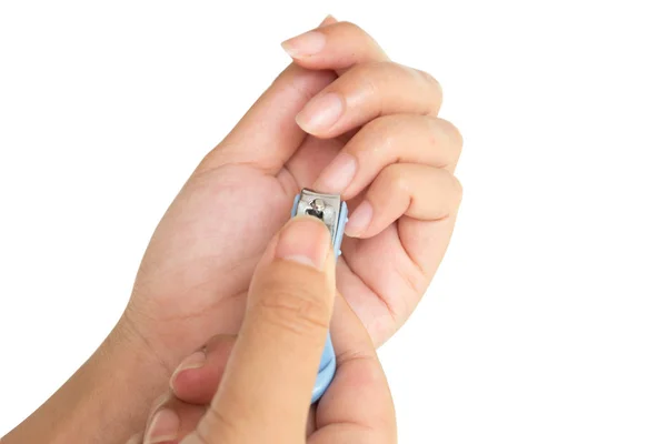 De handen van de vrouwen die de nagels knippen. — Stockfoto