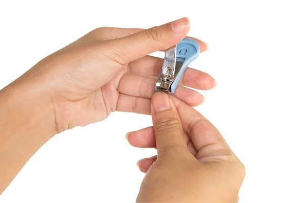 De handen van de vrouwen die de nagels knippen. — Stockfoto