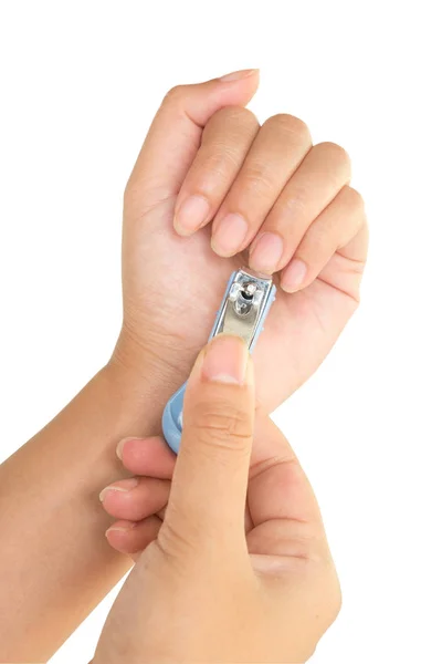 De handen van de vrouwen die de nagels knippen. — Stockfoto