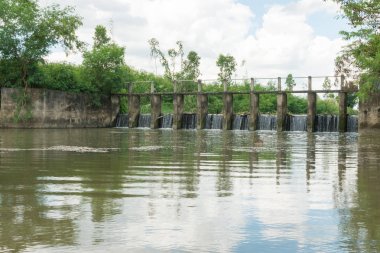 Bir su taşma beton weir