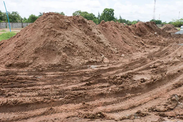 Sucia carretera rural rota con huellas profundas de neumáticos . — Foto de Stock