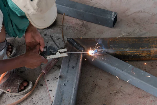 adam bir kaynak makinesi ile bir metal kaynak.