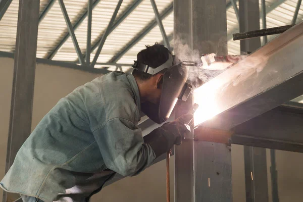 Hombre soldar un metal con una máquina de soldadura . —  Fotos de Stock