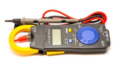 Elektrik dijital multimetre.