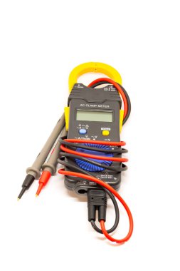 Elektrik dijital multimetre.