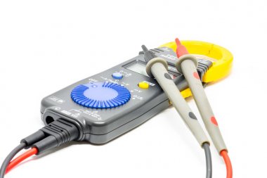 Elektrik dijital multimetre.