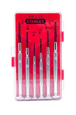 Bir dizi küçük tornavida.