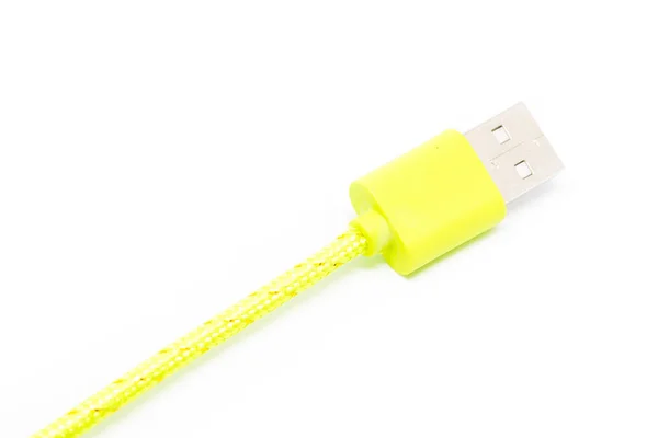 Cargador micro USB un teléfono celular sobre fondo blanco . — Foto de Stock