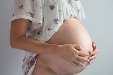 Hamile kadının karnı..