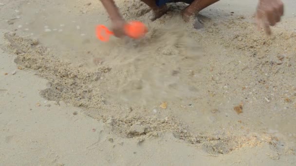 Mains jouant avec le sable à la plage . — Video
