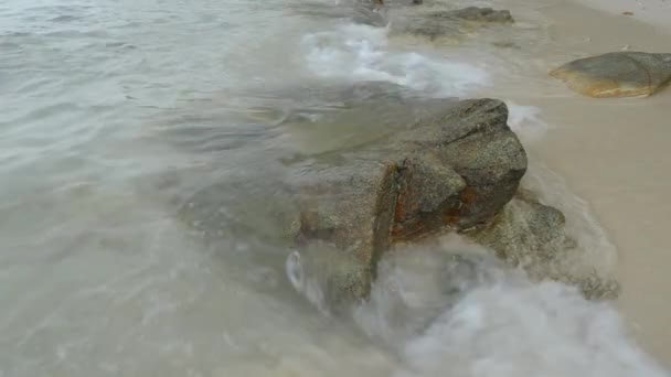 Zee en golven, stenen aan de kust. — Stockvideo