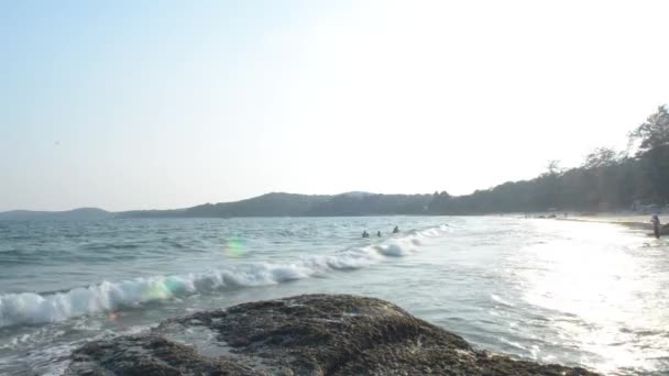 Morze i fale, kamieni na brzegu morza. — Wideo stockowe