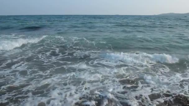 Mar y olas, piedras en la orilla del mar . — Vídeo de stock