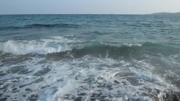 Mar y olas, piedras en la orilla del mar . — Vídeo de stock