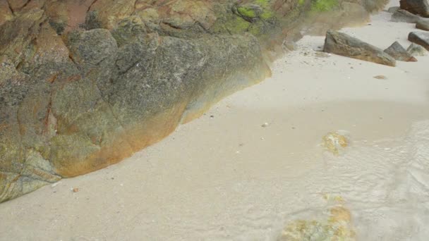 Meer und Wellen, Steine an der Küste. — Stockvideo