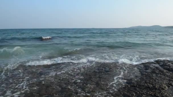 Zee en golven, stenen aan de kust. — Stockvideo