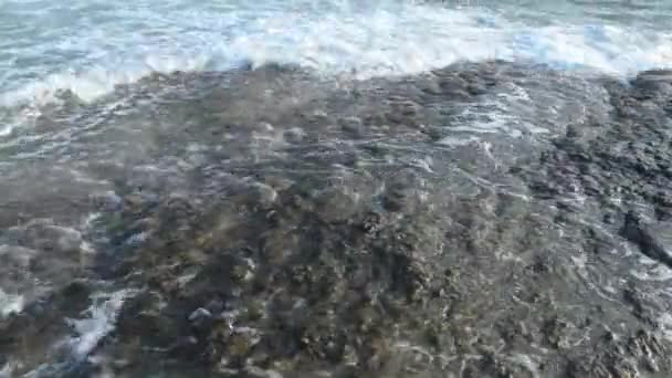 Море и волны, камни на берегу моря . — стоковое видео