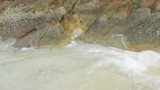 Mar y olas, piedras en la orilla del mar . — Vídeos de Stock