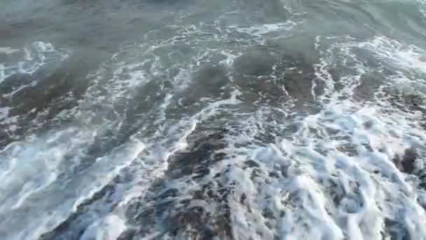 Mar y olas, piedras en la orilla del mar . — Vídeo de stock