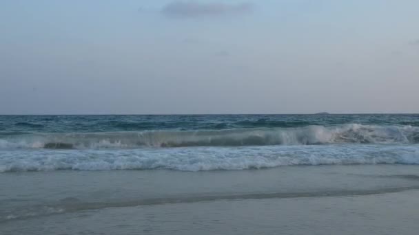 Olas en la playa de Samet . — Vídeo de stock