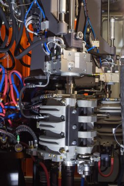 Pet şişe veya plastik şişe şişirme makinası.