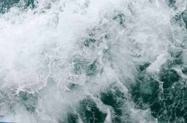 Mavi su sıçrama kadar kapatın.