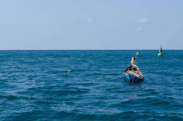 Pequeno barco no mar. — Fotografia de Stock