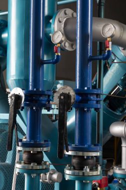 Yüksek basınç hortumlar ve vanalar.
