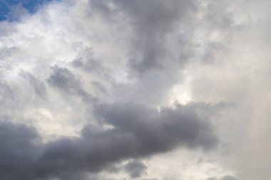 Mavi bulutlar ve gökyüzü.