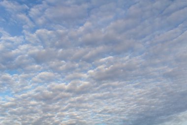 Mavi bulutlar ve gökyüzü.