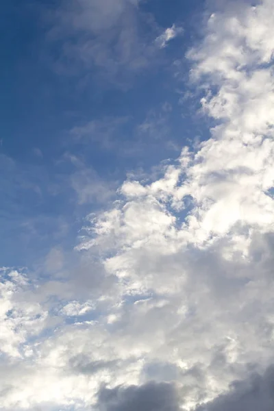 Nuvole blu e cielo . — Foto Stock