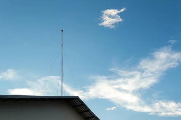 Blaue Wolken und Himmel. — Stockfoto