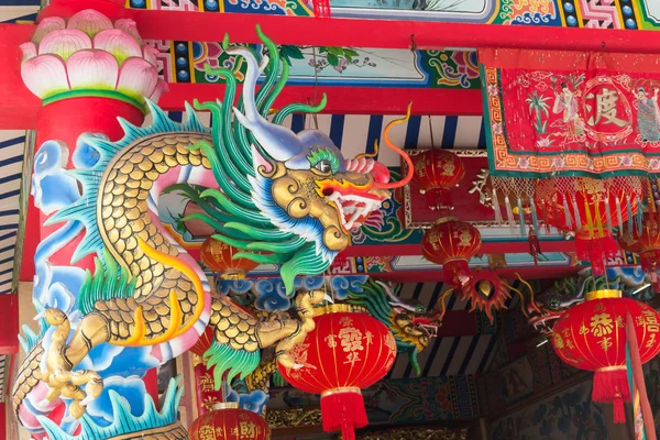 Estatua de dragón de estilo chino en templo. — Foto de Stock