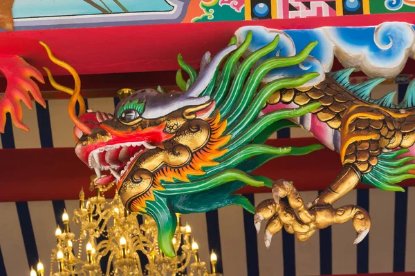 Chinese stijl draak standbeeld in tempel. — Stockfoto