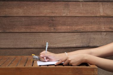 Resmi belge, belge üzerinde yazma kişi imzalama.