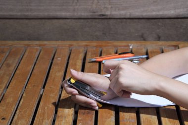 Elini tut zımba yaprak kağıt closeup bağlama.