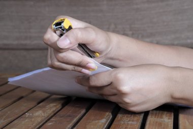 Elini tut zımba yaprak kağıt closeup bağlama.