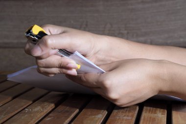 Elini tut zımba yaprak kağıt closeup bağlama.