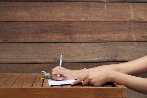 Resmi belge, belge üzerinde yazma kişi imzalama.